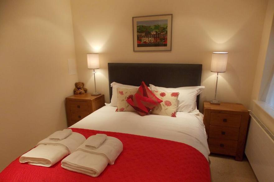 Cosy City centre apartment with free 100Mbps WiFi.