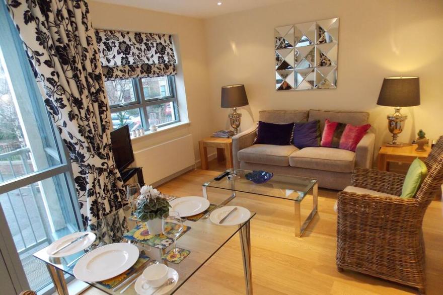 Cosy City centre apartment with free 100Mbps WiFi.
