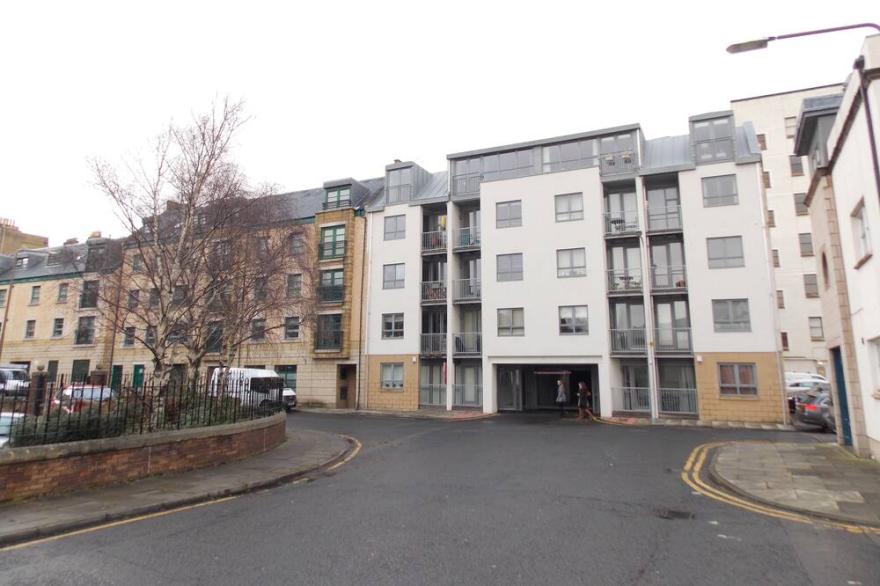 Cosy City centre apartment with free 100Mbps WiFi.