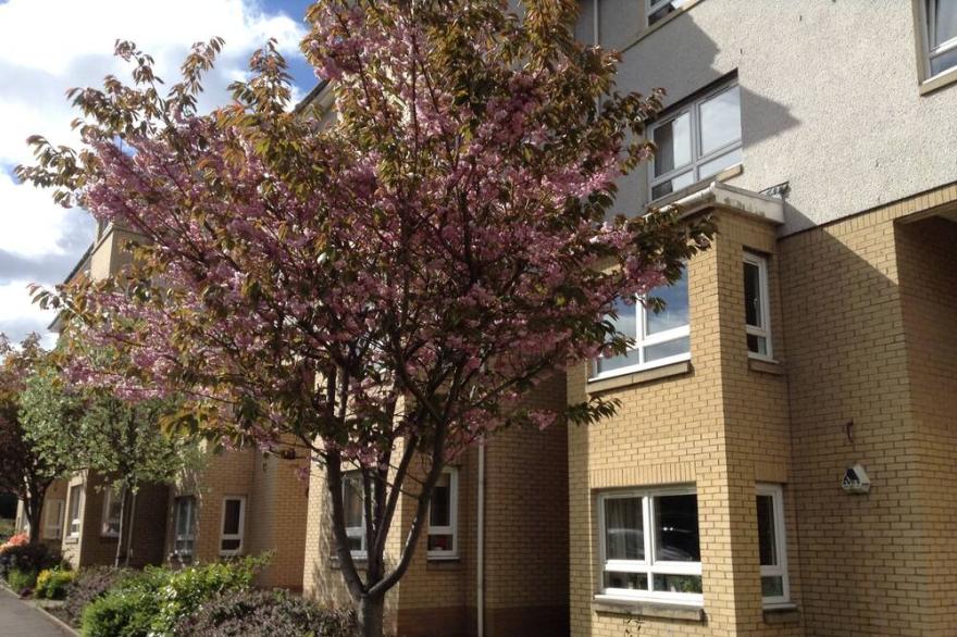 Stunning & Very Modern 2 Bedroom Apartment (Sleeps 4) very near Paisley Centre