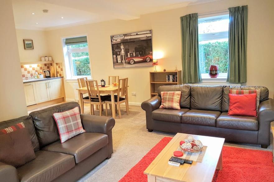 Spacious, tranquil, fully equipped apartment with parking, close to city centre