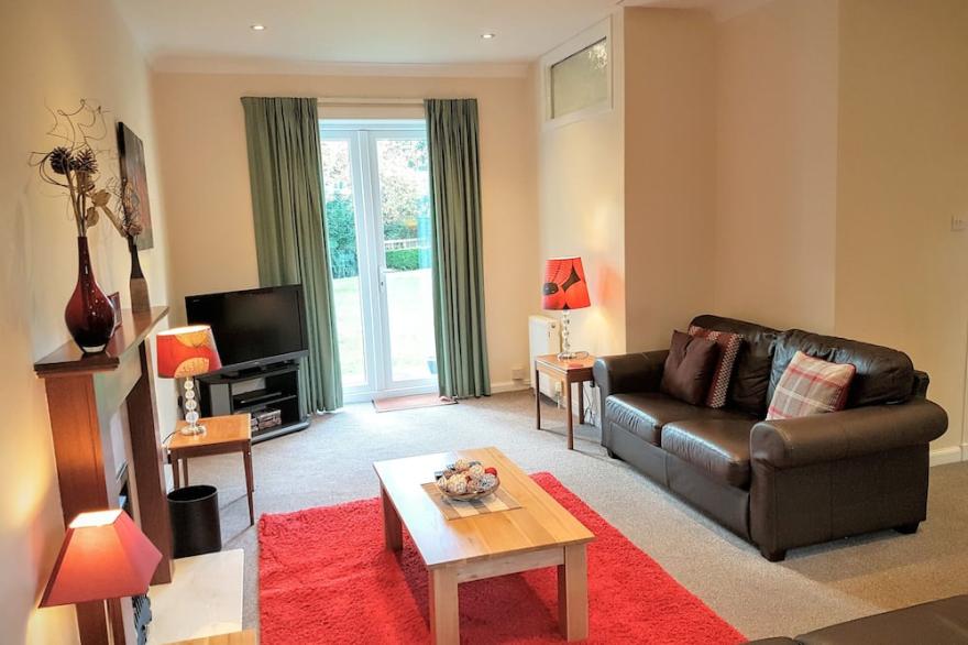 Spacious, tranquil, fully equipped apartment with parking, close to city centre