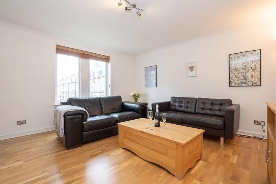 ✪ Find Dwellcome Home ✪ Spacious 2 bed apartment King & Double