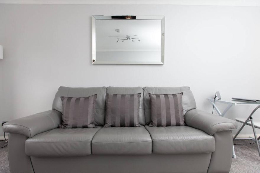 amazing apartments - Annandale St - Central luxury apt, free parking, sleeps 5