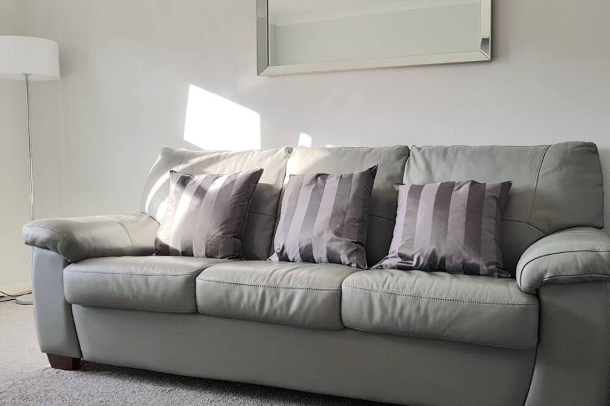 amazing apartments - Annandale St - Central luxury apt, free parking, sleeps 5