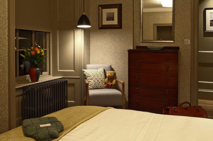 Exceptional gem in the Georgian New Town - haven of calm, luxury and style.