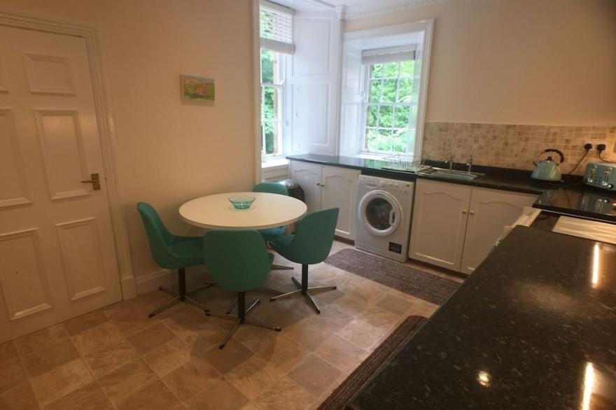 Historic Apartment in Colinton Village with Car Parking
