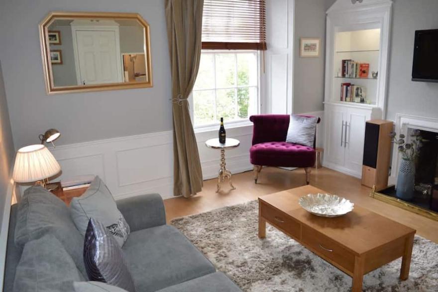 Grassmarket apartment with stunning Edinburgh Castle view