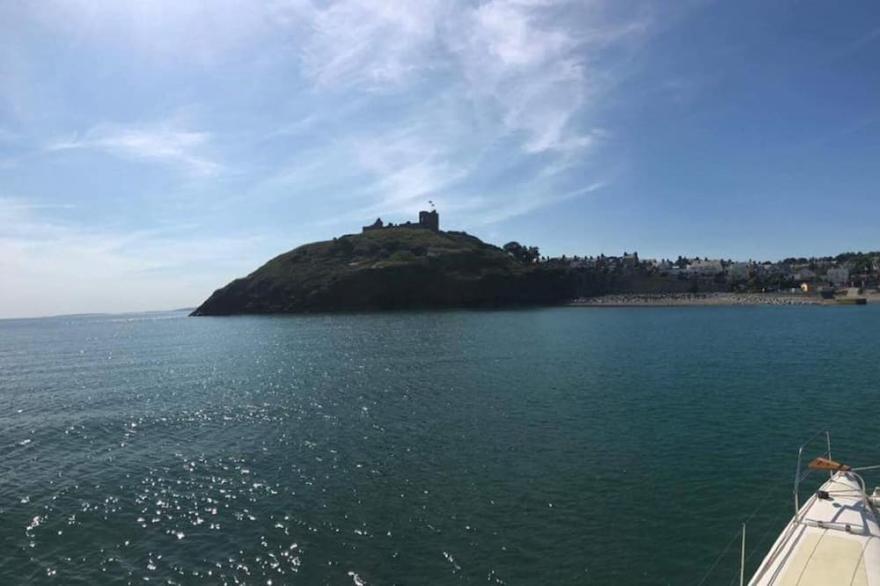 5 Star House in Criccieth. Sea Views. 1 minute from beach. Sleeps 8