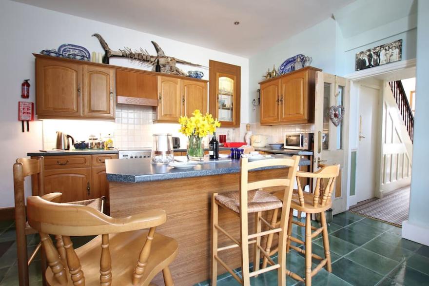 5 Star House in Criccieth. Sea Views. 1 minute from beach. Sleeps 8
