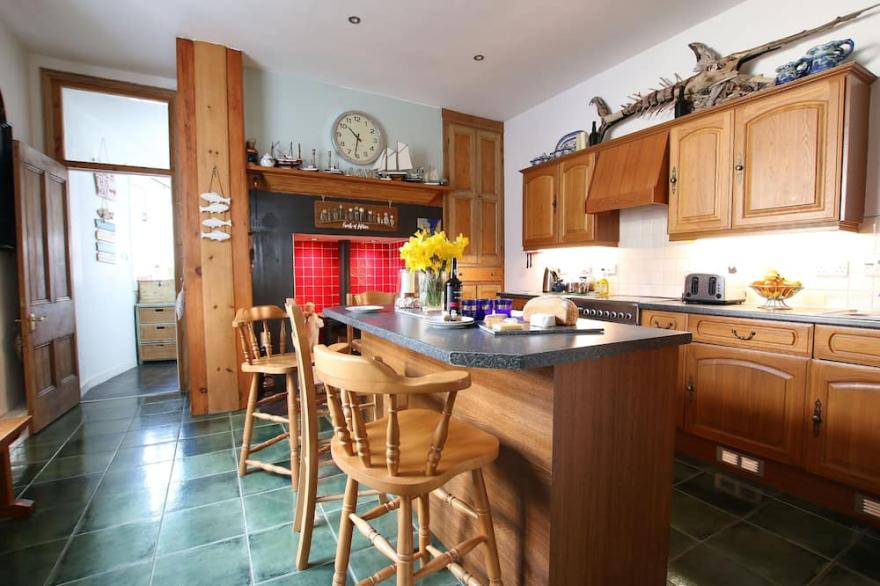 5 Star House in Criccieth. Sea Views. 1 minute from beach. Sleeps 8
