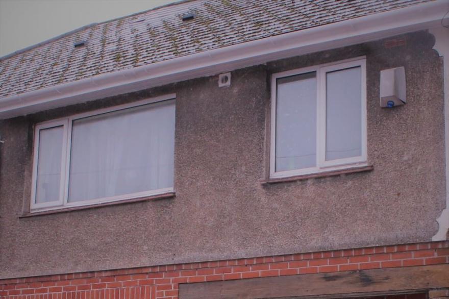 Castell Cottages: 3 stars. 400m to Caerphilly Castle 15 mins by train to Cardiff