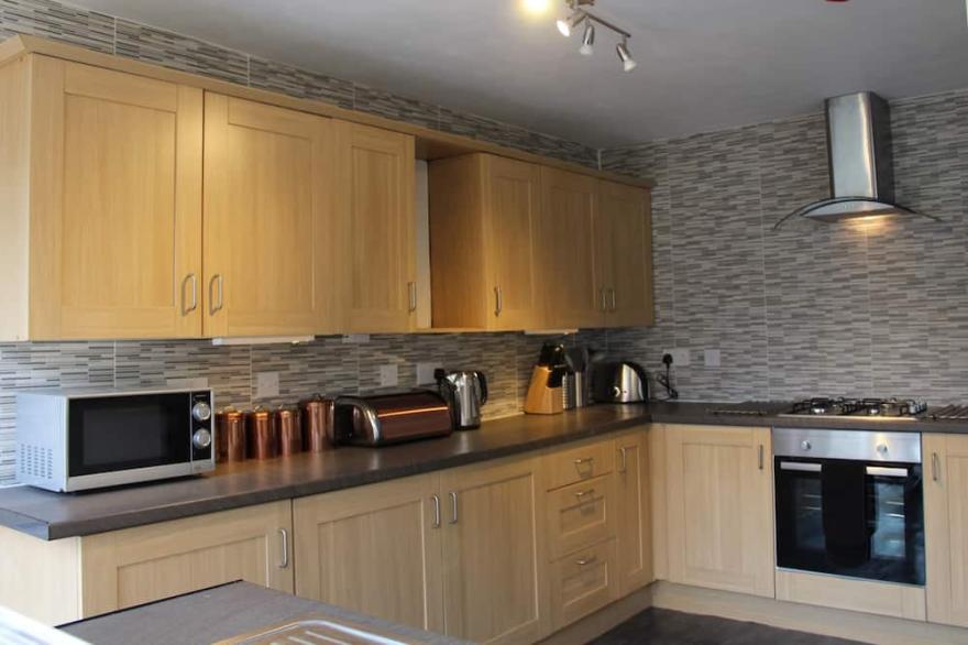 Castell Cottages: 3 stars. 400m to Caerphilly Castle 15 mins by train to Cardiff