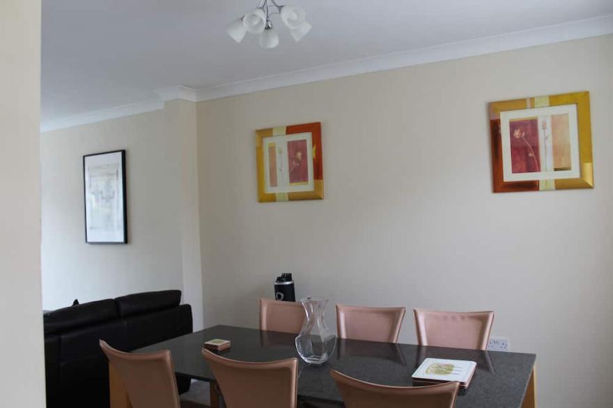 Castell Cottages: 3 stars. 400m to Caerphilly Castle 15 mins by train to Cardiff