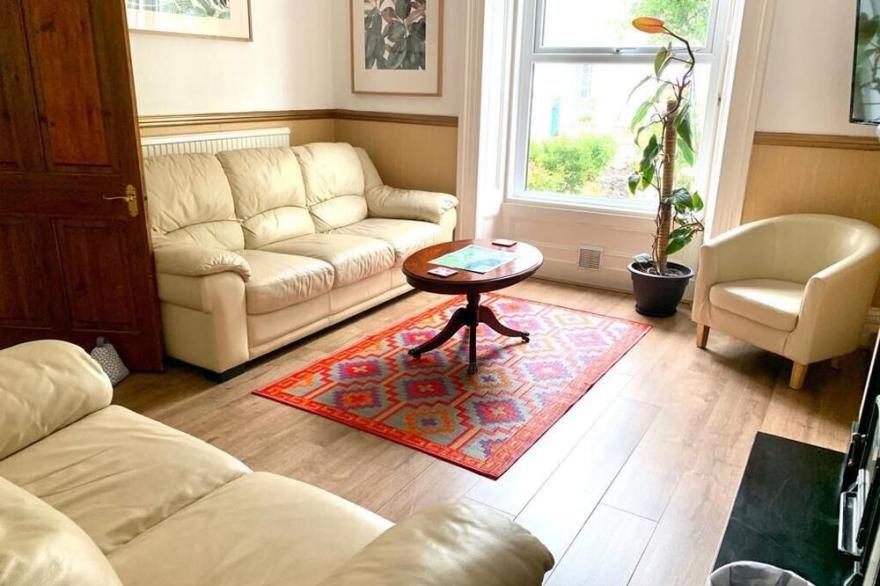 Location!Location!Location!Welcome to Glan y Mor house (house by the sea)