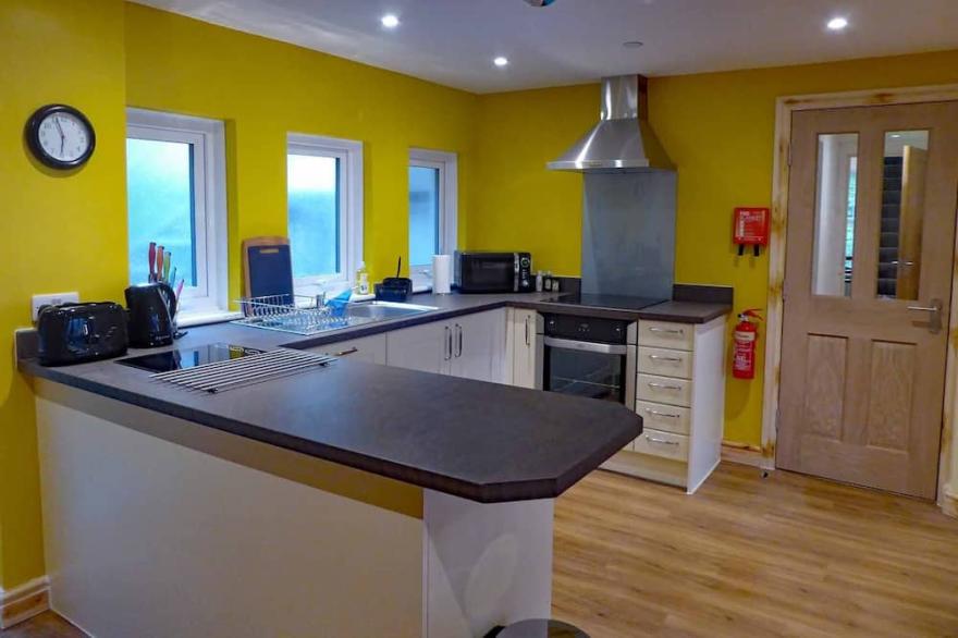 Spacious apartment with fabulous views, shared terrace & hot tub