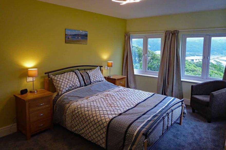 Spacious apartment with fabulous views, shared terrace & hot tub