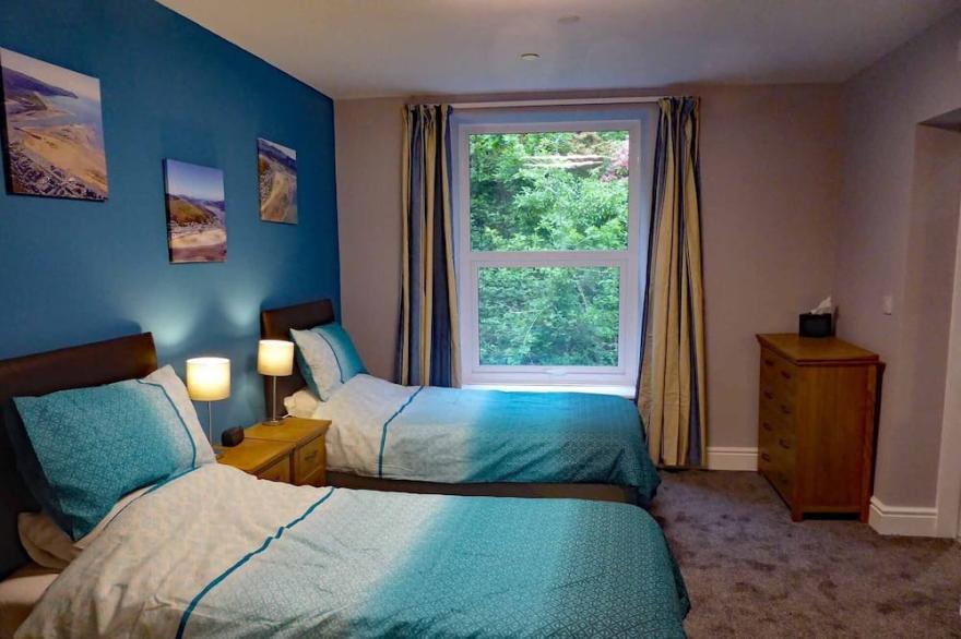 Spacious apartment with fabulous views, shared terrace & hot tub