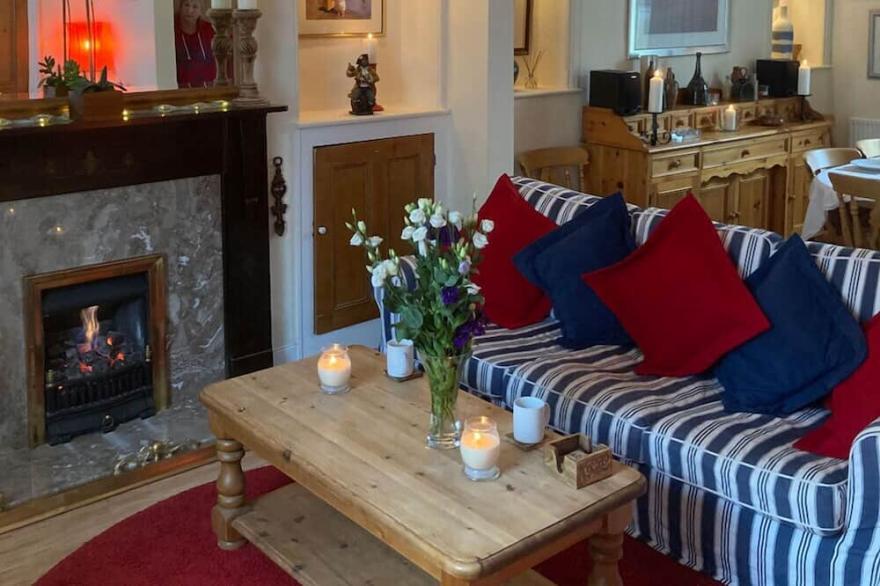 LOVELY VICTORIAN COTTAGE WITH GARDEN, TENBY. CENTRAL, NEAR BEACH WITH WI-FI