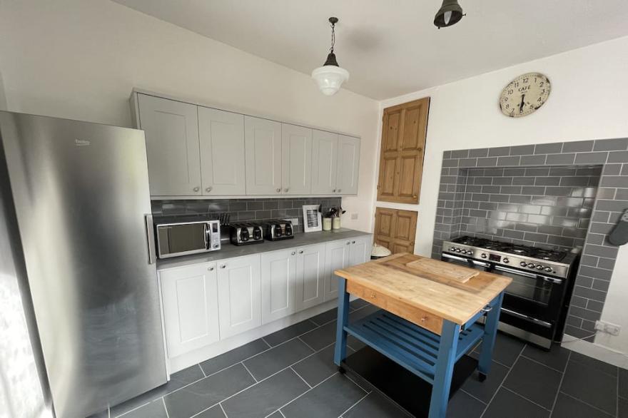 Ty sinamon a Large Self Catering Victorian Town House