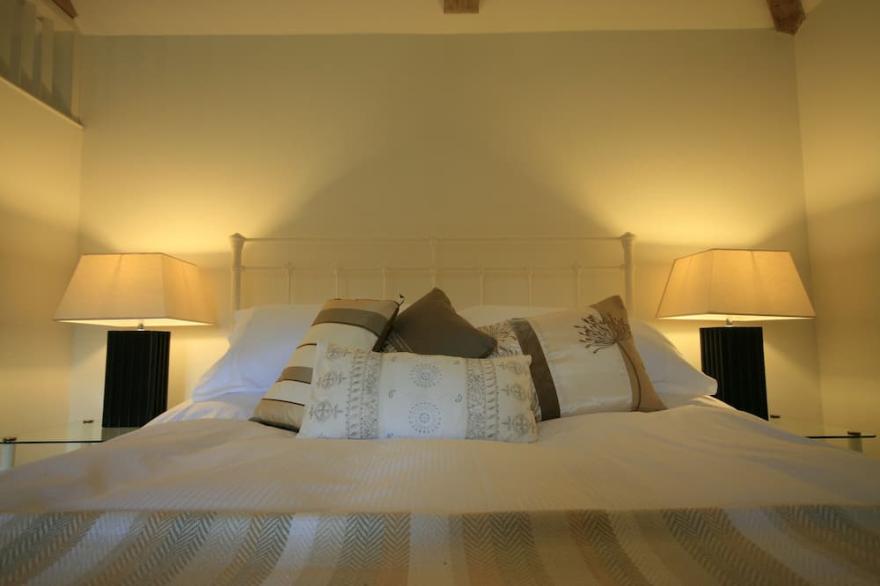 Country Cottage Private Terrace Garden  Quiet Location Free Wifi Bus Stop 50yds