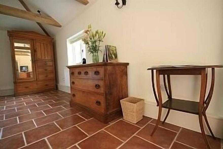 Country Cottage Private Terrace Garden  Quiet Location Free Wifi Bus Stop 50yds