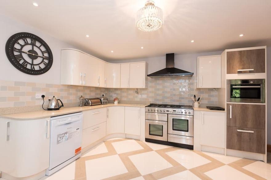 Luxury property for 8 with parking and wifi