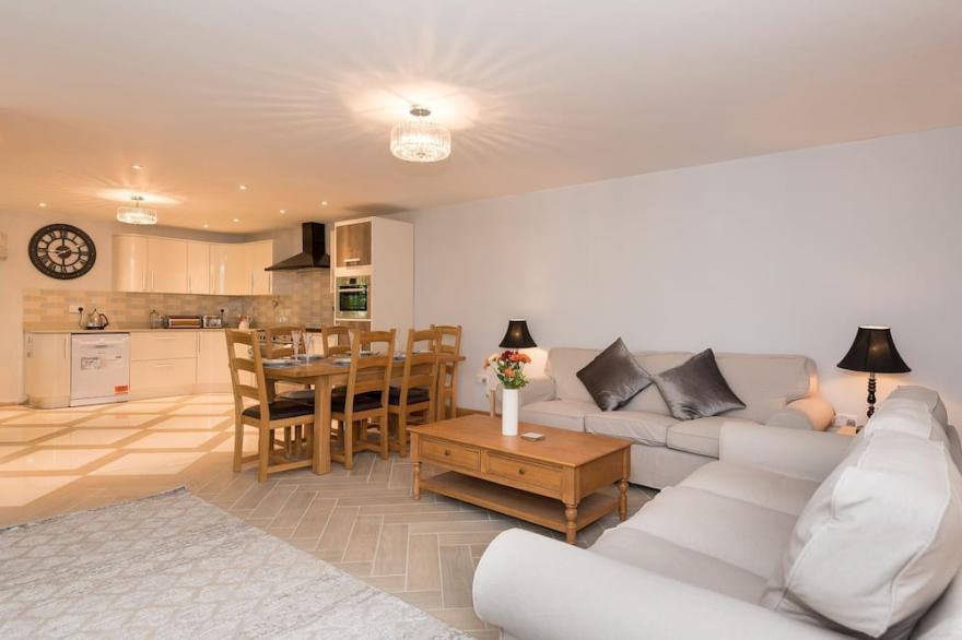Luxury property for 8 with parking and wifi