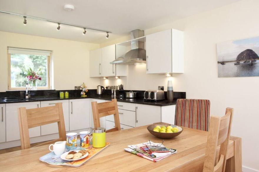 This fantastic pet friendly,  contemporary property features a south-west facing balcony off the mas