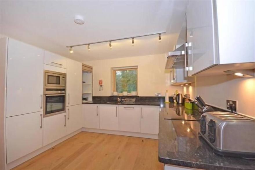 This fantastic pet friendly,  contemporary property features a south-west facing balcony off the mas