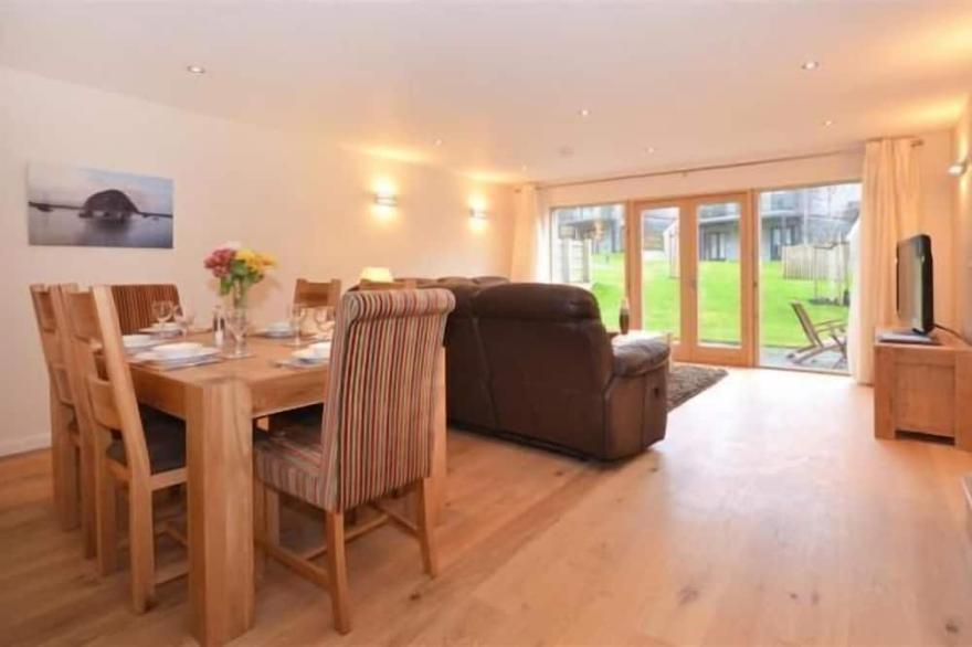 This fantastic pet friendly,  contemporary property features a south-west facing balcony off the mas