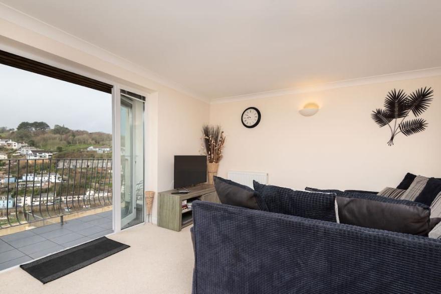 Modern apartment with balcony, river views, wifi and parking.