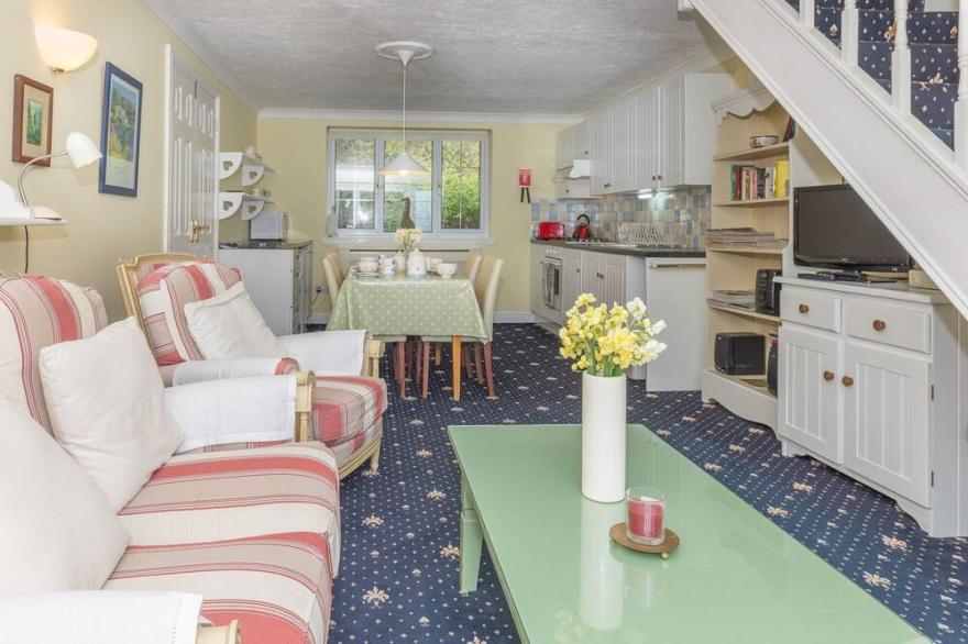 Gorgeous self-contained cottage attached to a private house.
