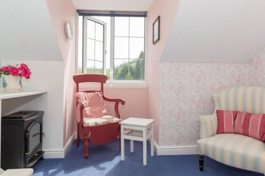 Gorgeous self-contained cottage attached to a private house.