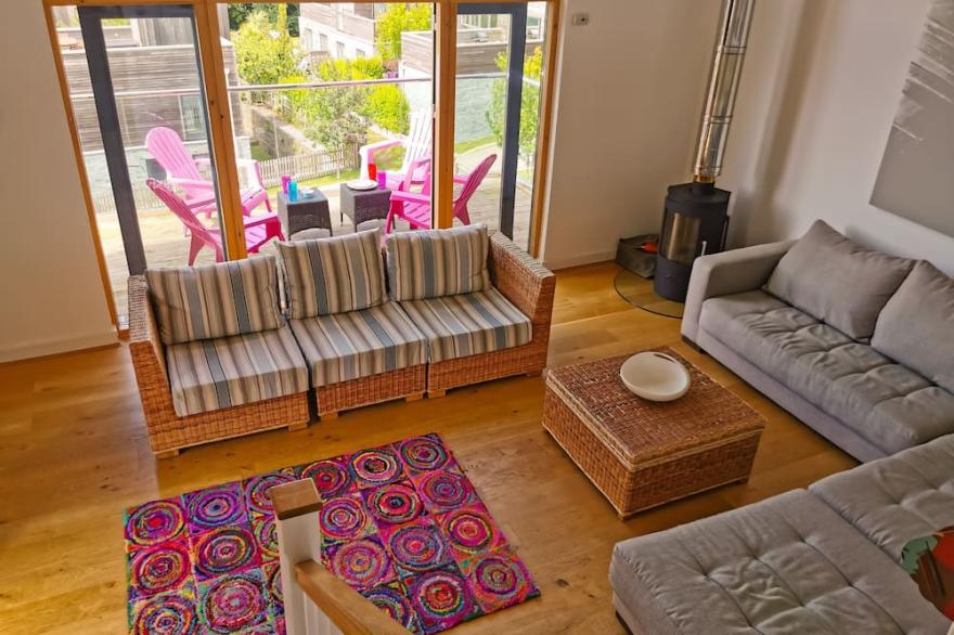 Beautiful holiday home with hot tub, just a walk away from Talland beach...