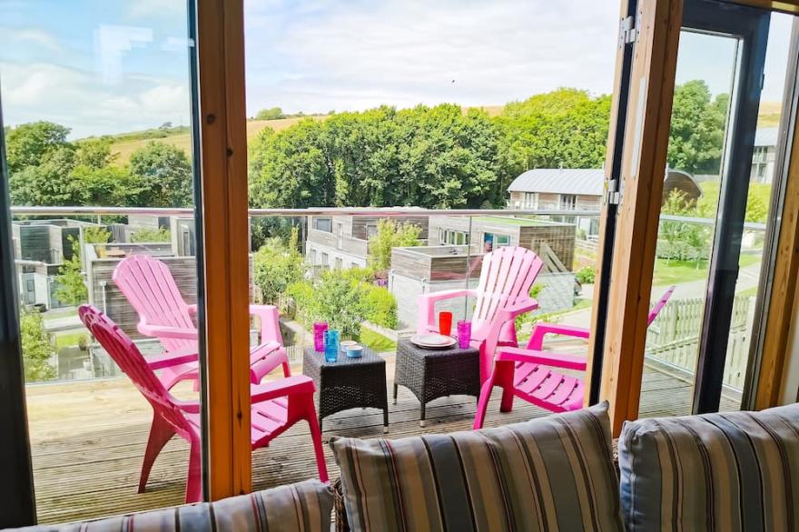 Beautiful holiday home with hot tub, just a walk away from Talland beach...