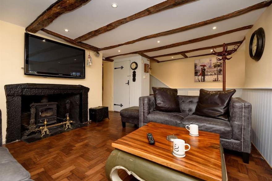 Fabulous town centre property, free parking, 2 mins walk from beach