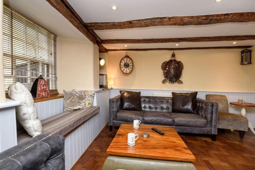 Fabulous town centre property, free parking, 2 mins walk from beach