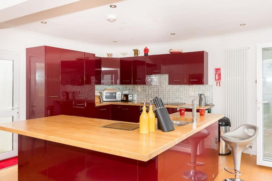 Beautifully appointed home 5 mins to beach.