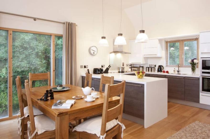 Beautiful holiday home with hot tub, just a walk away from Talland beach...