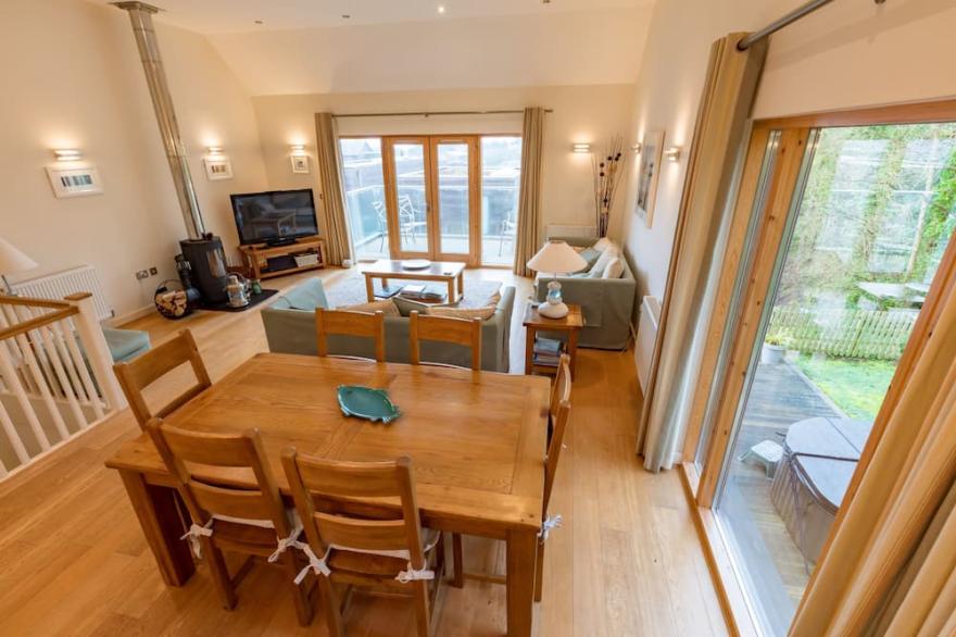 Beautiful holiday home with hot tub, just a walk away from Talland beach...