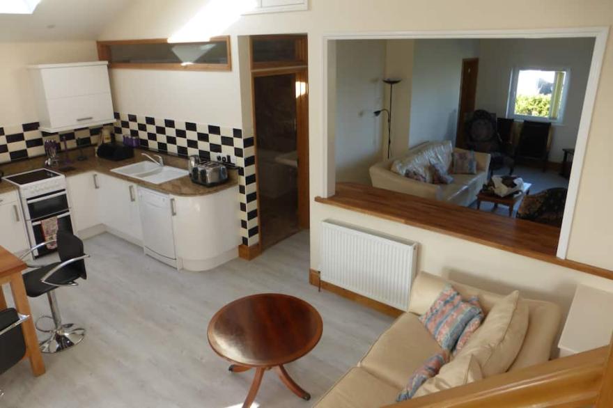 SEAVIEWS Luxury Apartment 2 Balconies Private Gated Parking Garden SuperKing bed