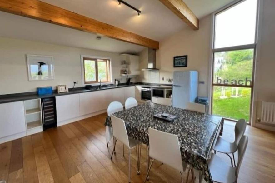 Beautiful holiday home with, just a walk away from Talland beach...