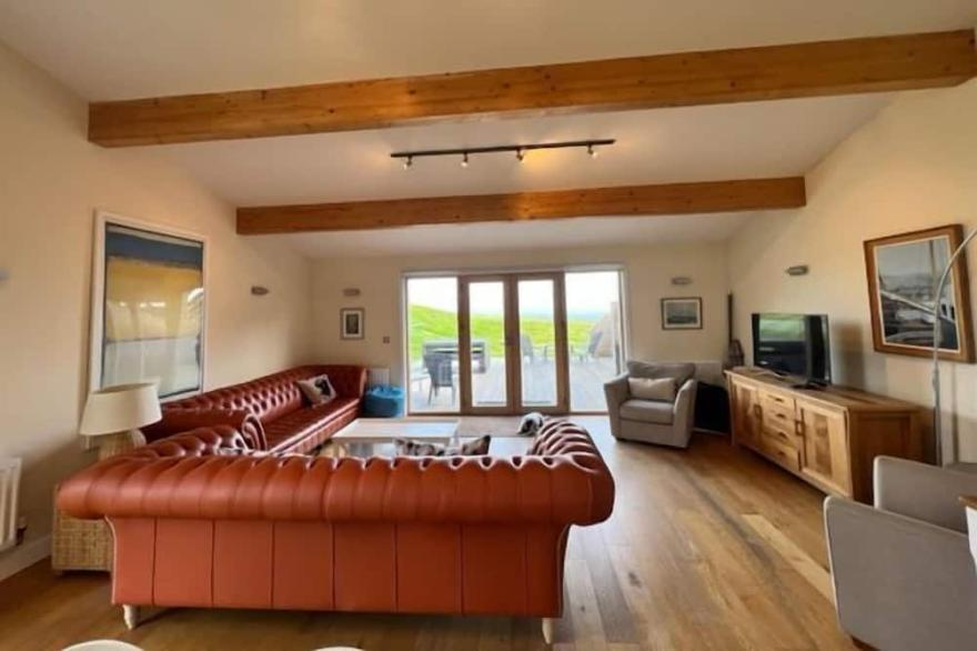 Beautiful holiday home with, just a walk away from Talland beach...