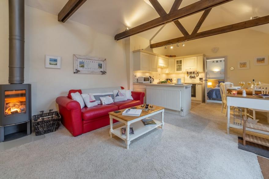 Little Gull is a beautiful barn conversion nestled in the heart of Roserrow.