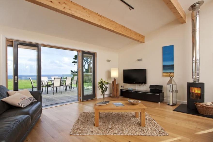Beautiful holiday home, just a walk away from Talland beach...