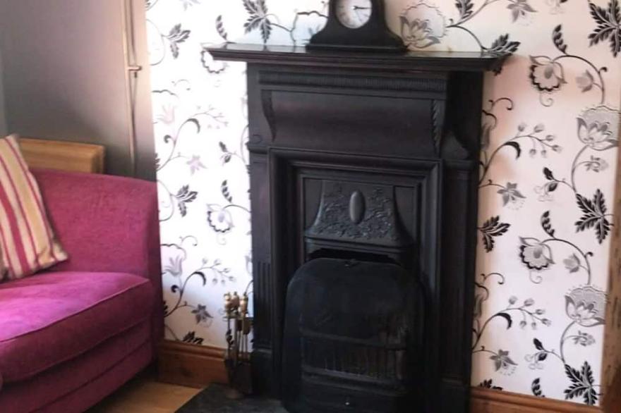 Fab house/real fires/huge garden/ in Cornish village/walkable to beach.