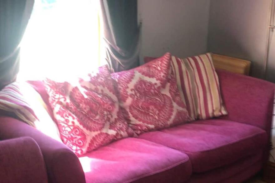 Fab house/real fires/huge garden/ in Cornish village/walkable to beach.