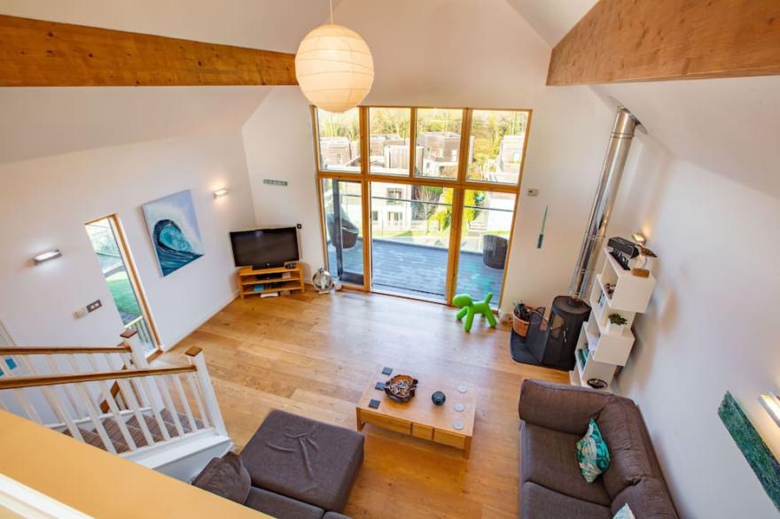 Beautiful holiday home with hot tub, just a walk away from Talland beach...