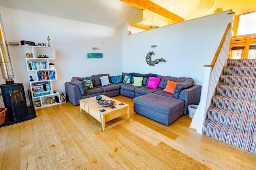 Beautiful holiday home with hot tub, just a walk away from Talland beach...